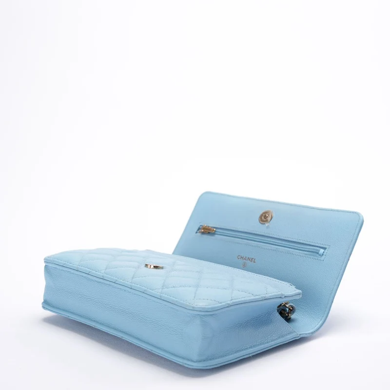 Chanel Classic Wallet an der Kette Hellblaues Kaviarleder Woc