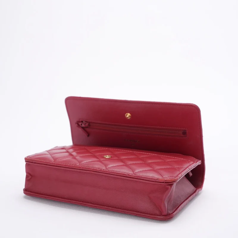 Chanel Geldbörse mit Kette, rote Emaille-Schnalle, klassischer Woc