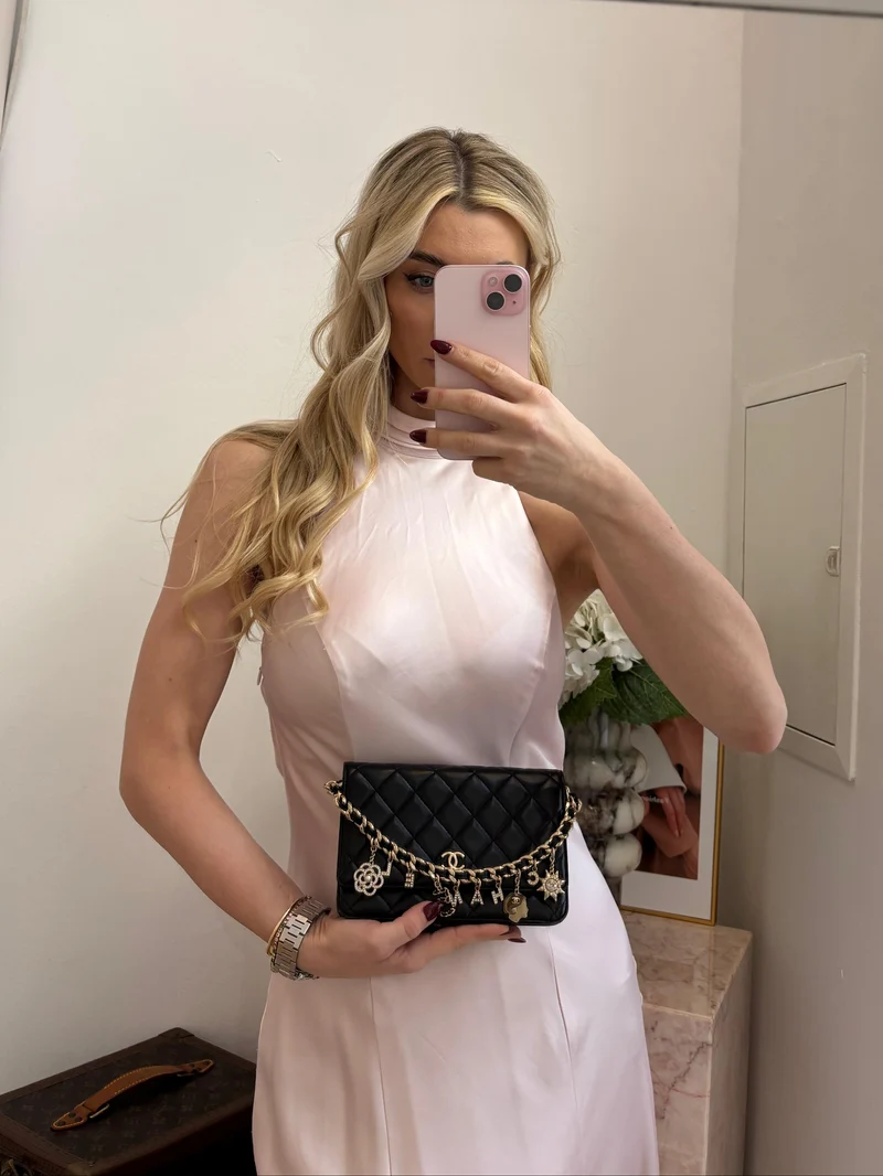 Chanel Schwarze Geldbörse mit Kette (WOC) Coco Charm Lammleder 2021