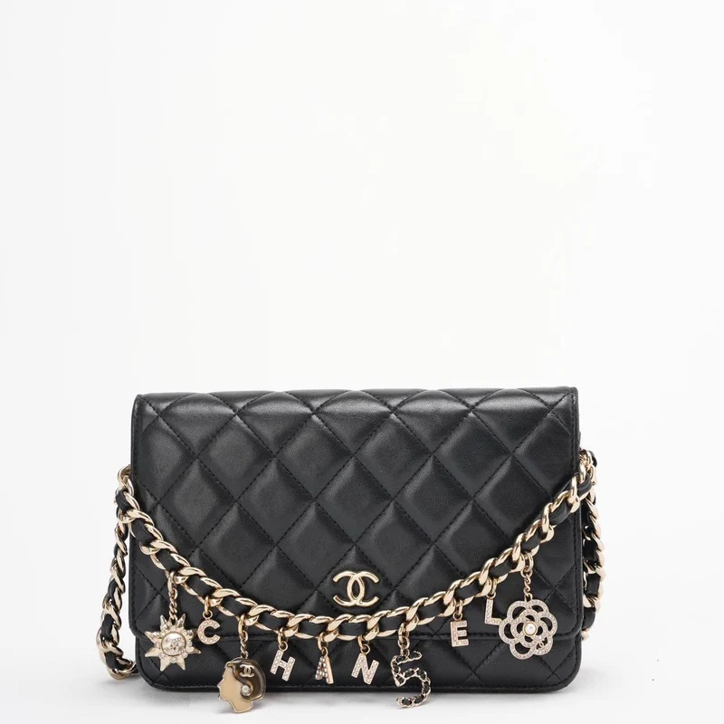 Chanel Schwarze Geldbörse mit Kette (WOC) Coco Charm Lammleder 2021