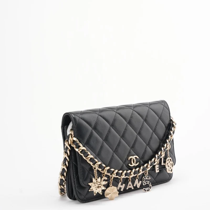 Chanel Schwarze Geldbörse mit Kette (WOC) Coco Charm Lammleder 2021