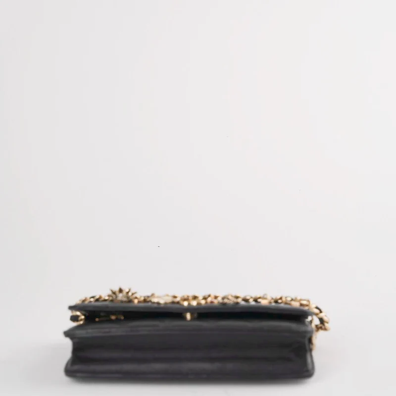 Chanel Schwarze Geldbörse mit Kette (WOC) Coco Charm Lammleder 2021