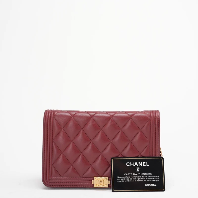 Chanel Burgunderrote Boy-Geldbörse auf Kettentasche aus Lammleder 2017