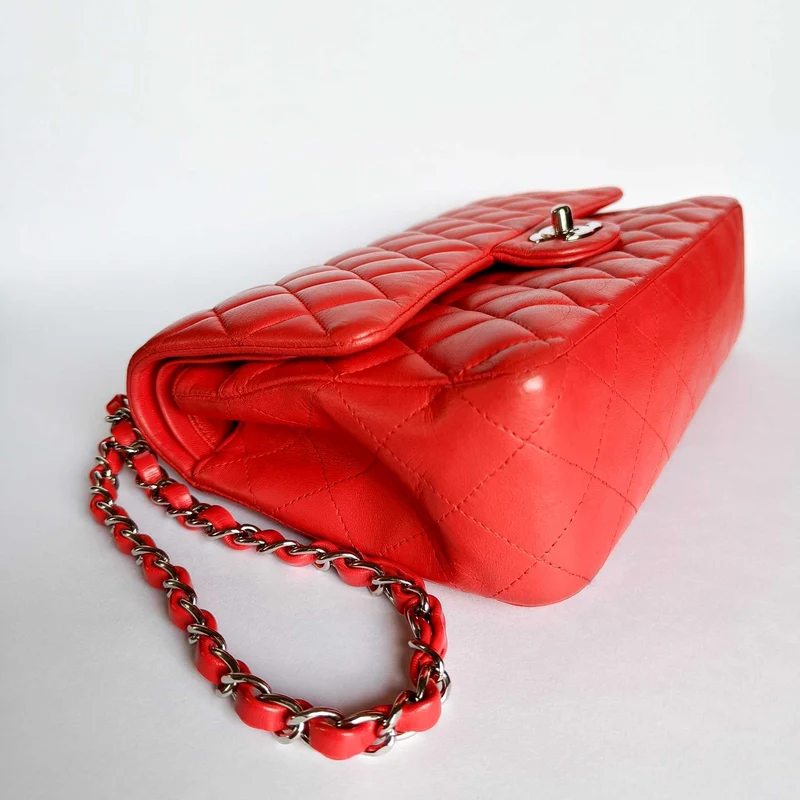 Chanel Classic Flap Bag Medium lamsleer