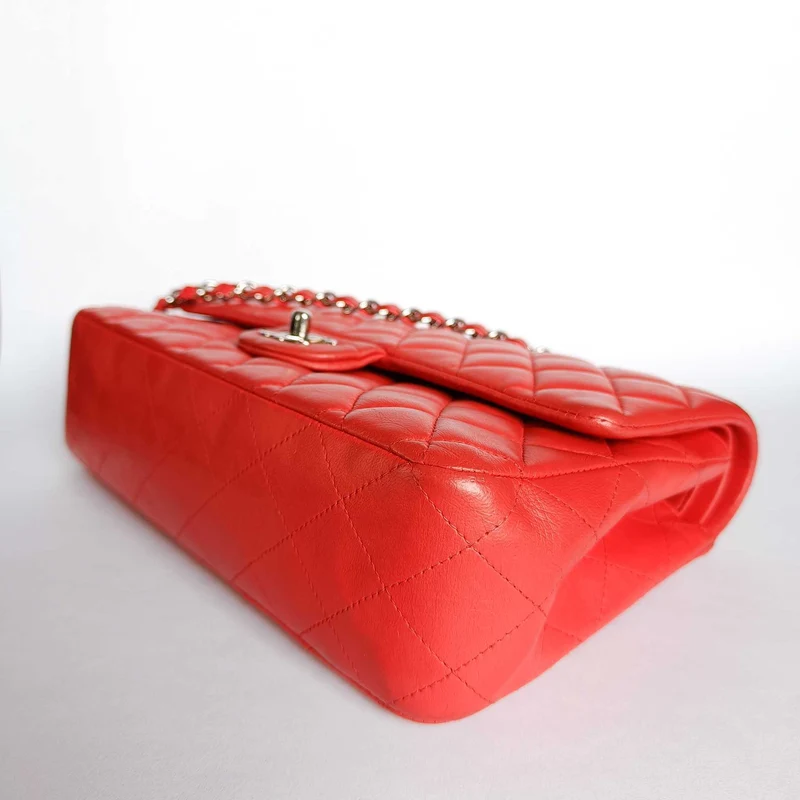Chanel Classic Flap Bag Medium lamsleer