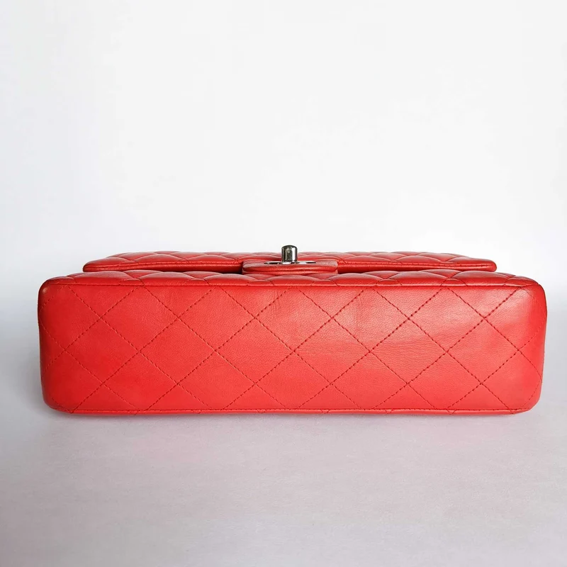 Chanel Classic Flap Bag Medium lamsleer