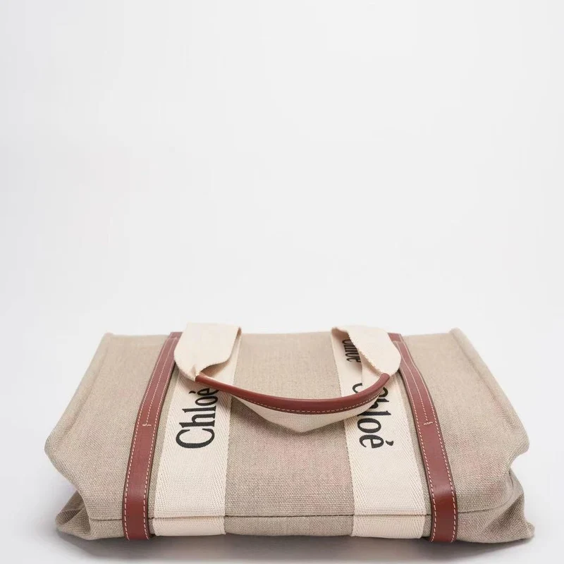 Chloe – Weiße und beige mittelgroße Woody-Tragetasche aus Leinen