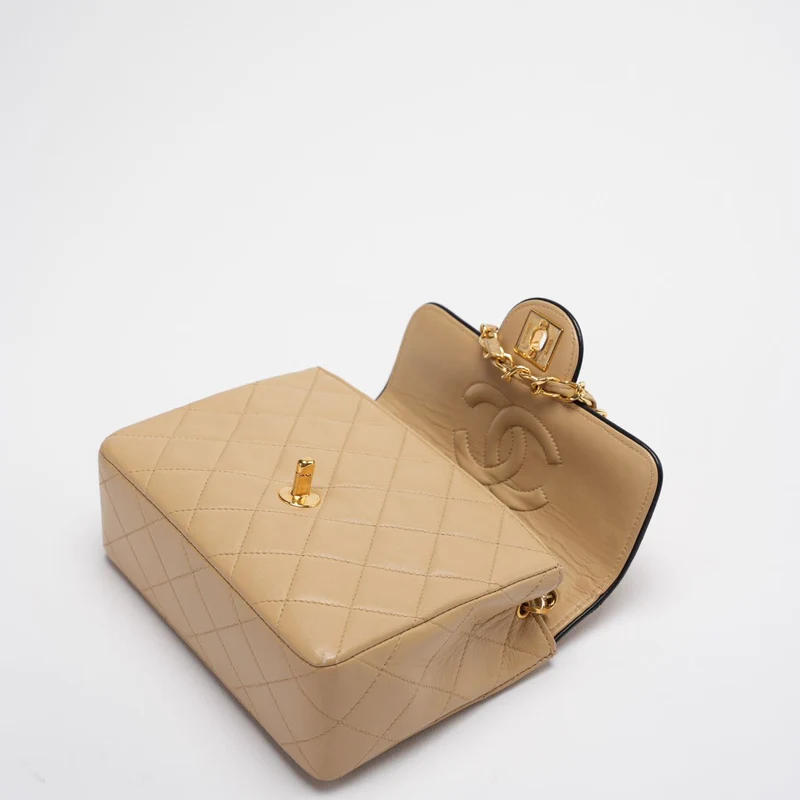 Chanel Vintage Classic/Timeless Mini Square Flap 11.12 Tasche in Beige-Schwarz mit 24 Karat Goldbeschlägen