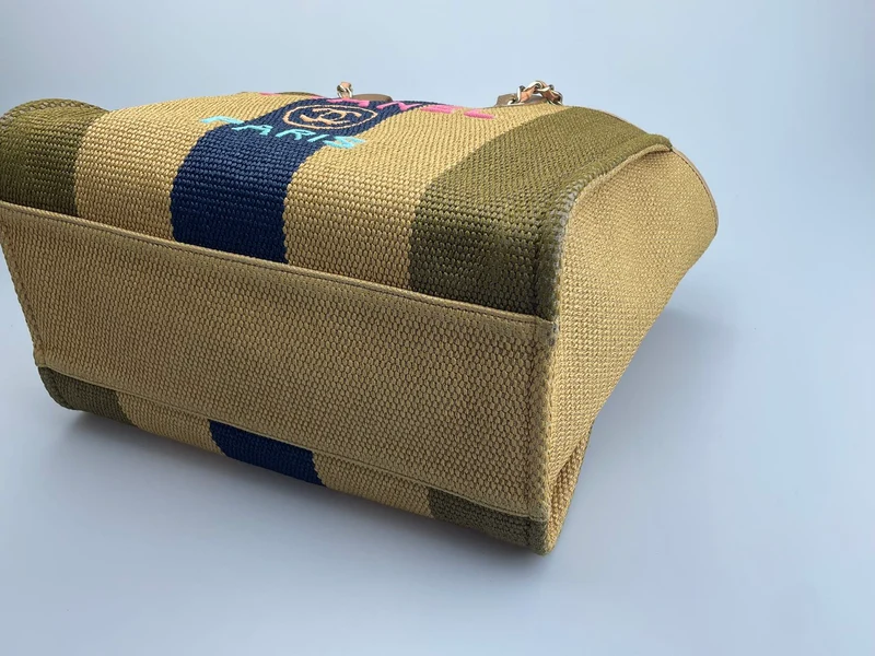 Chanel Deauville Medium Tote Bag aus khaki-beigem und marineblauem Bast mit goldenen Beschlägen