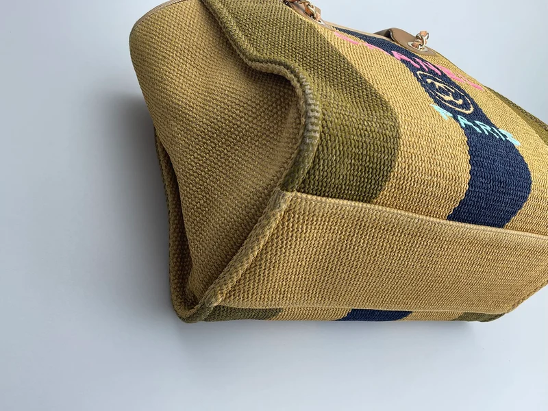 Chanel Deauville Medium Tote Bag aus khaki-beigem und marineblauem Bast mit goldenen Beschlägen