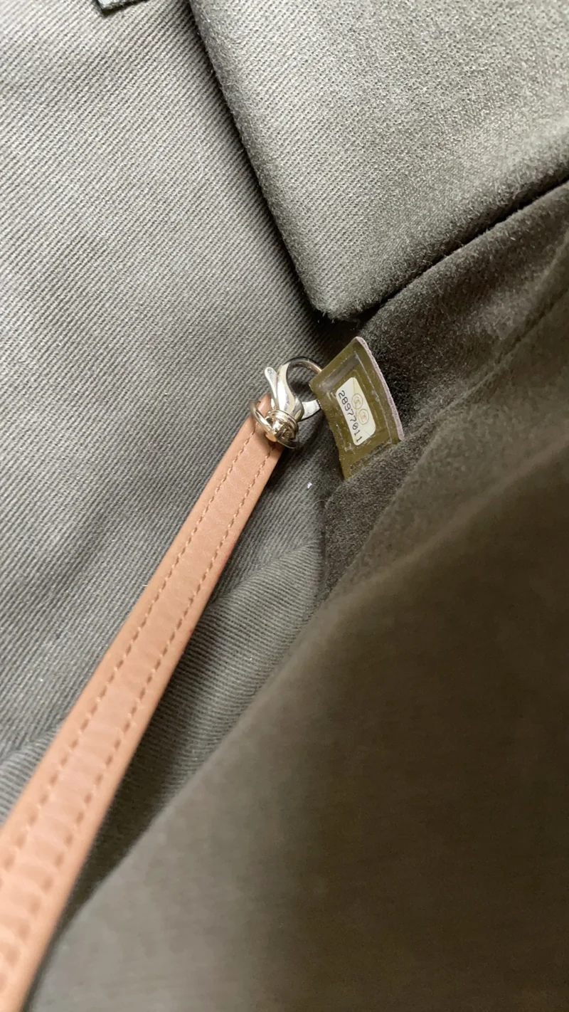 Chanel Deauville Medium Tote Bag aus khaki-beigem und marineblauem Bast mit goldenen Beschlägen