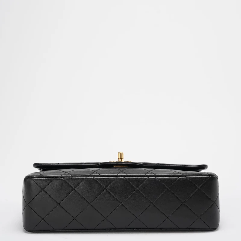 Chanel Vintage Classic Timeless Flap Bag Schwarzes Lammleder mit 24 Karat Goldbeschlägen (selten)