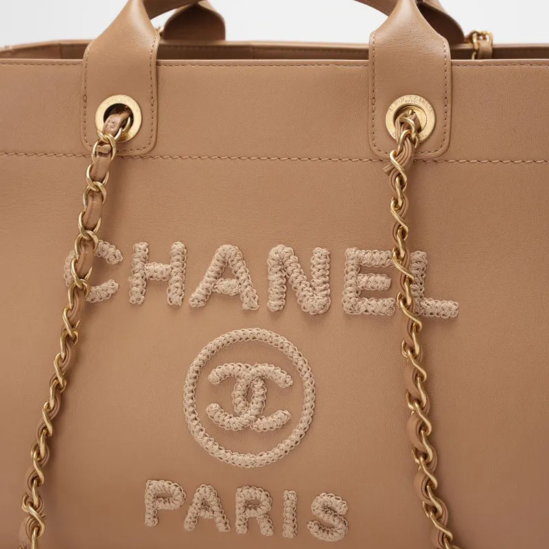Chanel Deauville Tote Bag aus kamelfarbenem Kalbslederstrick mit goldfarbenen Metallteilen, mittelgroß