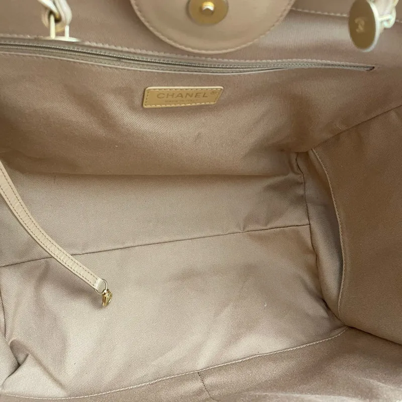Chanel Deauville Tote Bag aus kamelfarbenem Kalbslederstrick mit goldfarbenen Metallteilen, mittelgroß