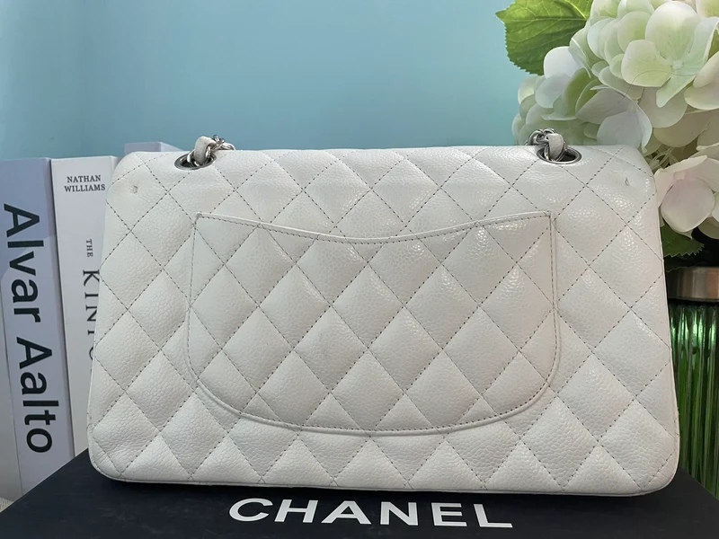 Chanel White Classic Flap Bag aus mittelgroßem Kaviarleder mit silberner Hardware