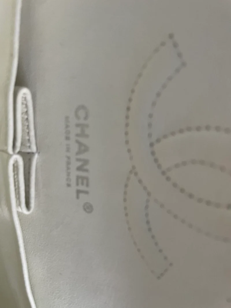 Chanel White Classic Flap Bag aus mittelgroßem Kaviarleder mit silberner Hardware