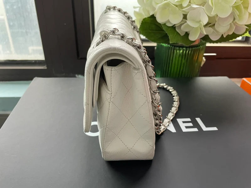 Chanel White Classic Flap Bag aus mittelgroßem Kaviarleder mit silberner Hardware