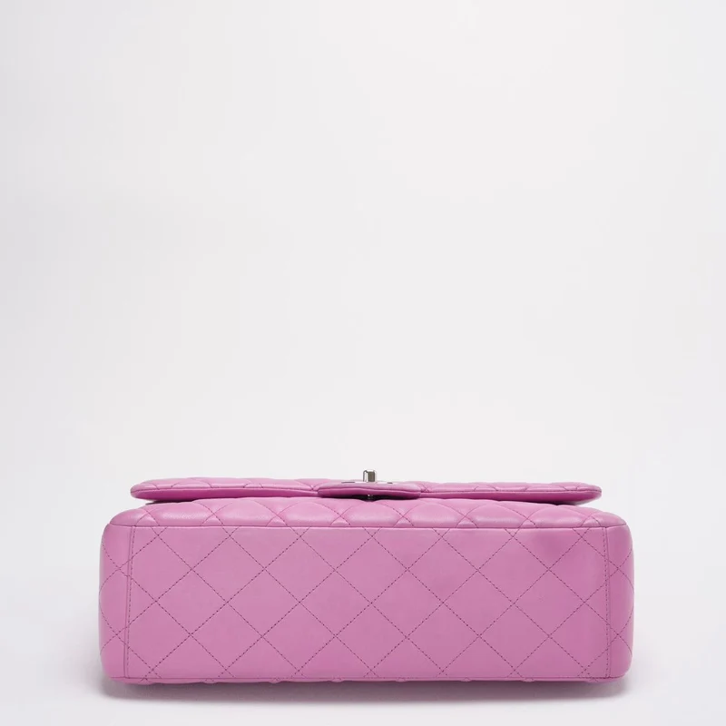 Chanel Timeless Classic Flap Bag Maxi Lila mit silberner Hardware