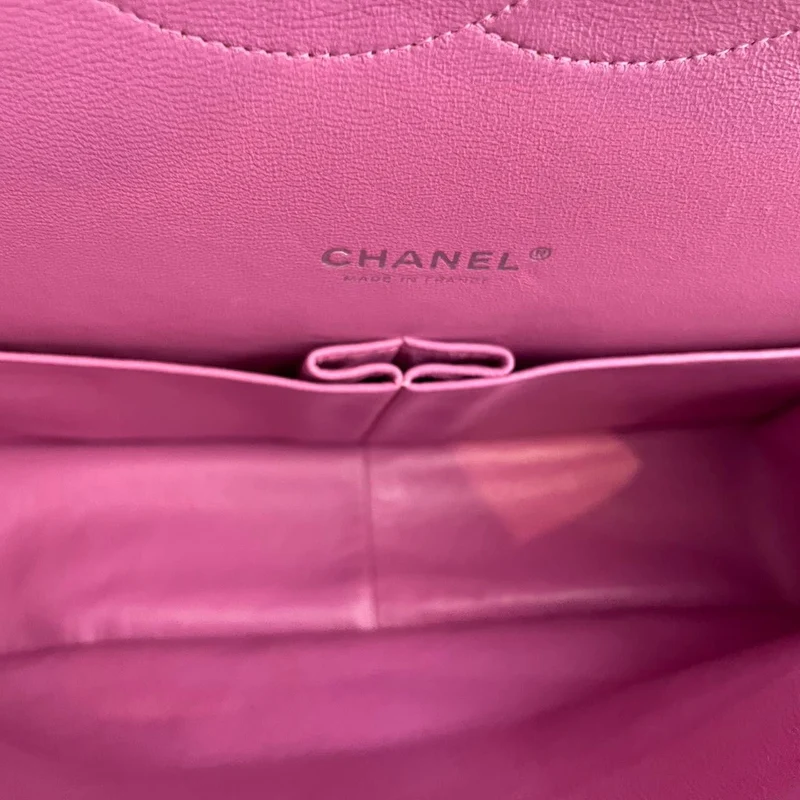 Chanel Timeless Classic Flap Bag Maxi Lila mit silberner Hardware