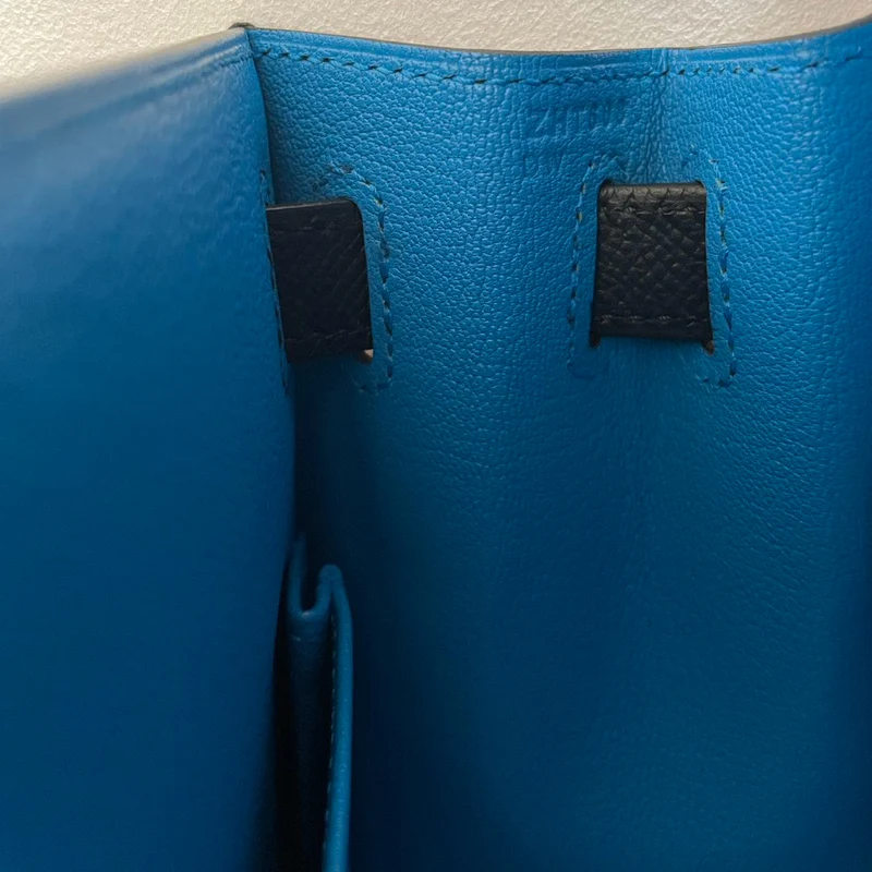 Hermes Kelly 28 Sellier Casaque Tricolor Schwarz Blau Indigo Frida Epsom Gold Hardware
