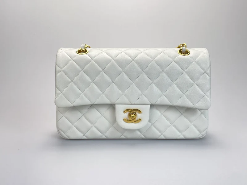 Chanel Vinateg – Klassische Flap Bag in Weiß mit goldener Hardware