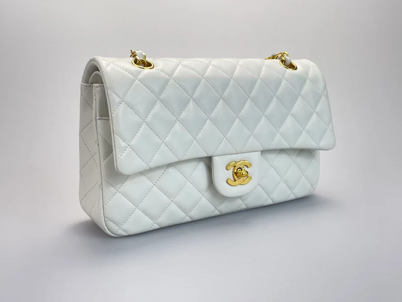 Chanel Vinateg – Klassische Flap Bag in Weiß mit goldener Hardware