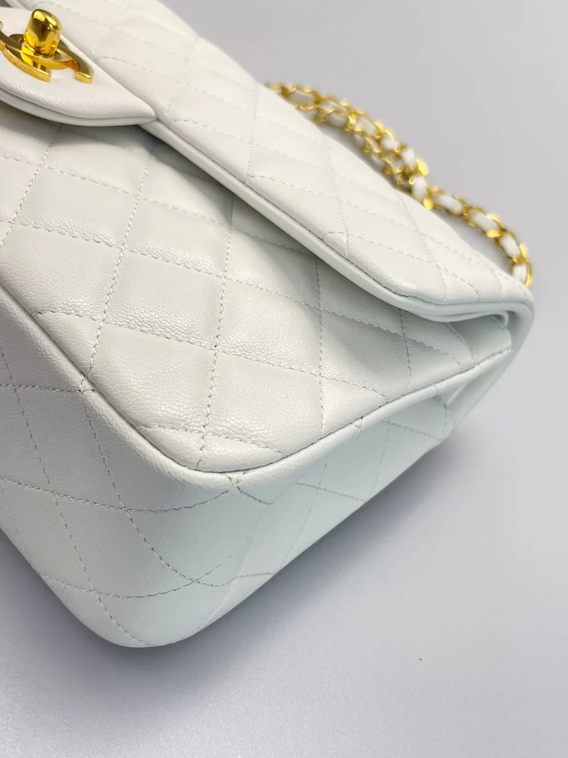 Chanel Vinateg – Klassische Flap Bag in Weiß mit goldener Hardware