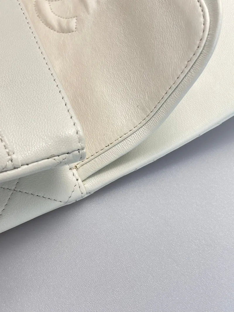 Chanel Vinateg – Klassische Flap Bag in Weiß mit goldener Hardware