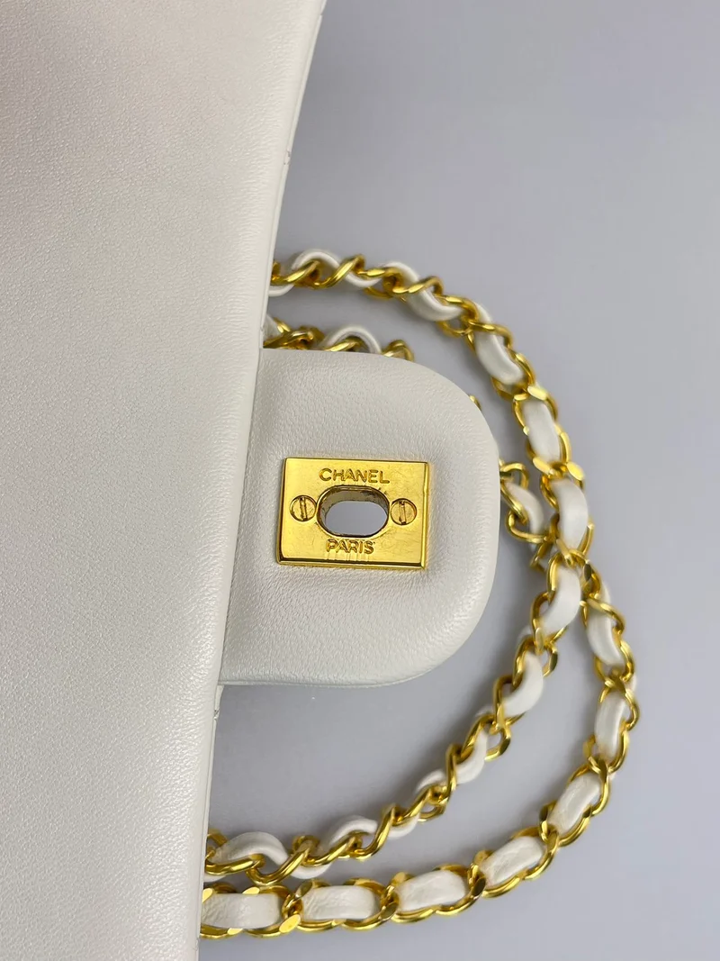 Chanel Vinateg – Klassische Flap Bag in Weiß mit goldener Hardware