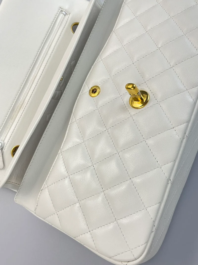 Chanel Vinateg – Klassische Flap Bag in Weiß mit goldener Hardware