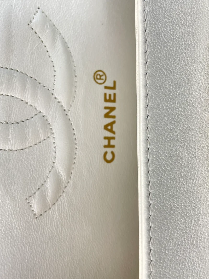Chanel Vinateg – Klassische Flap Bag in Weiß mit goldener Hardware