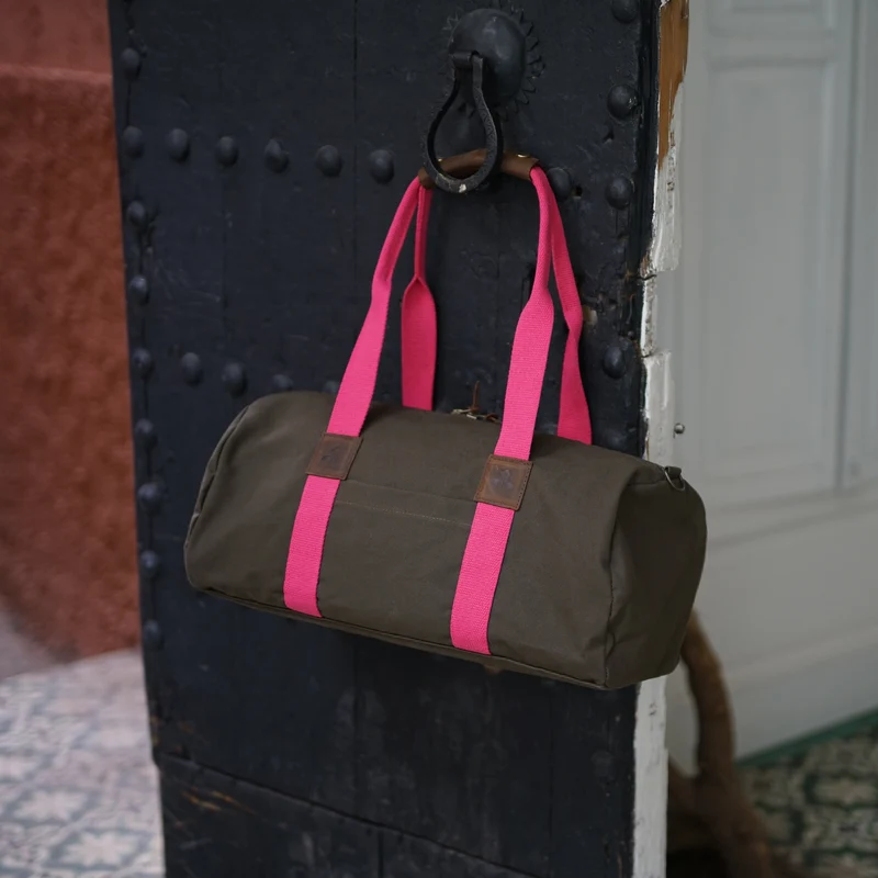 Dufflebag -S- KHAKI mit pinkem Gurtband