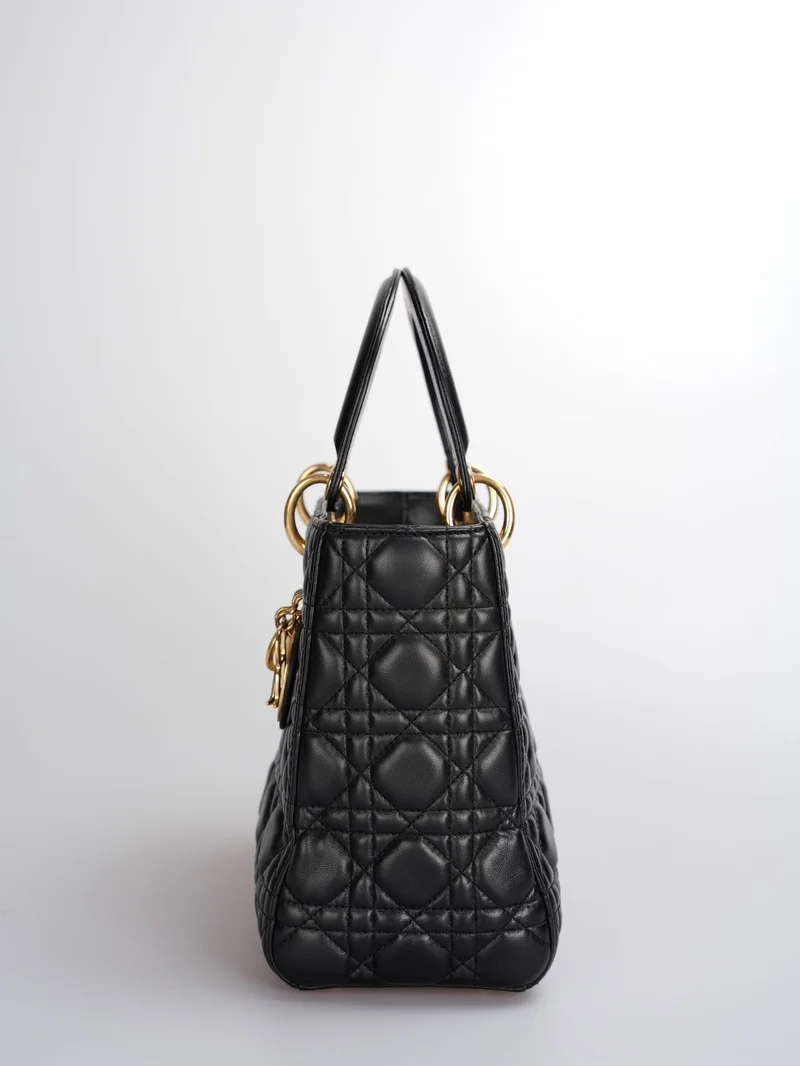 Christian Dior Schwarze mittelgroße Lady Dior Tasche aus Cannage-Lammleder mit goldenen Beschlägen