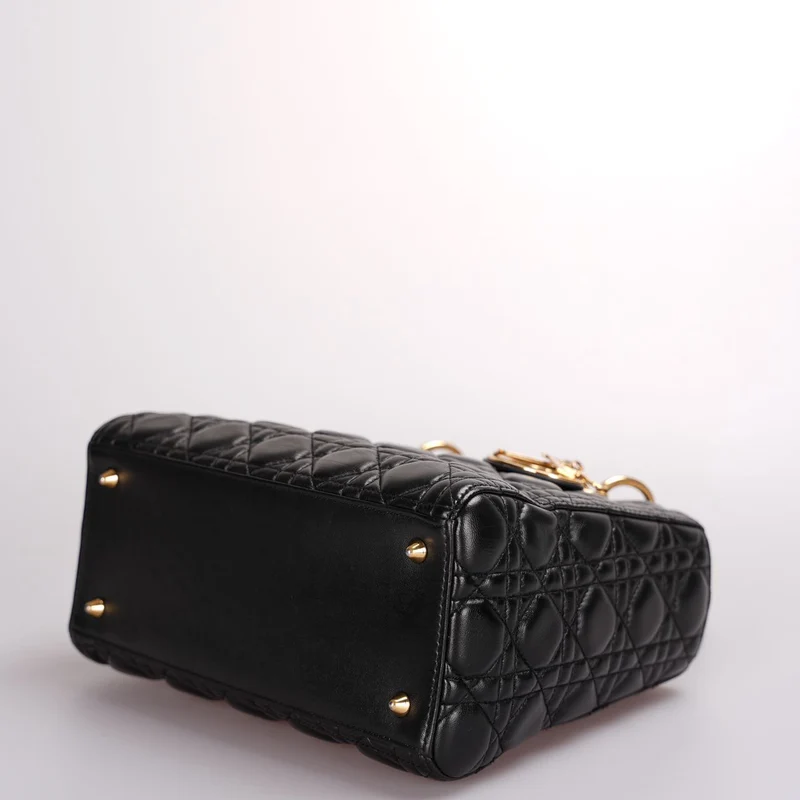 Christian Dior Schwarze mittelgroße Lady Dior Tasche aus Cannage-Lammleder mit goldenen Beschlägen