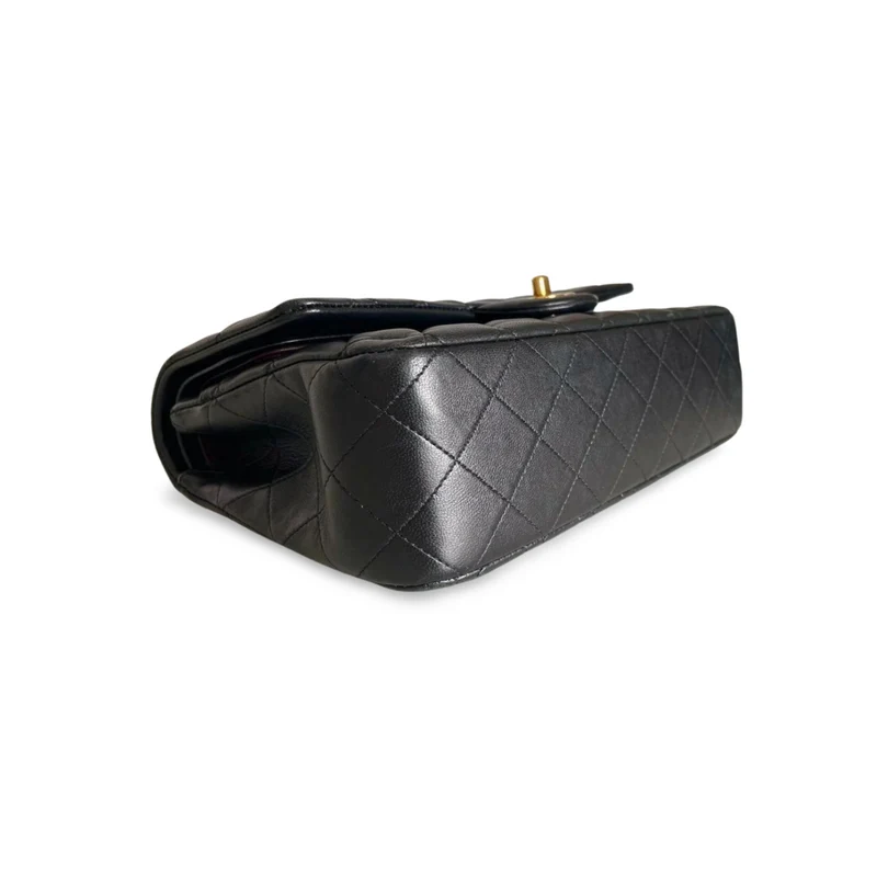 Chanel Schwarze zeitlose Flap Bag mittleres Lammleder mit goldener Hardware