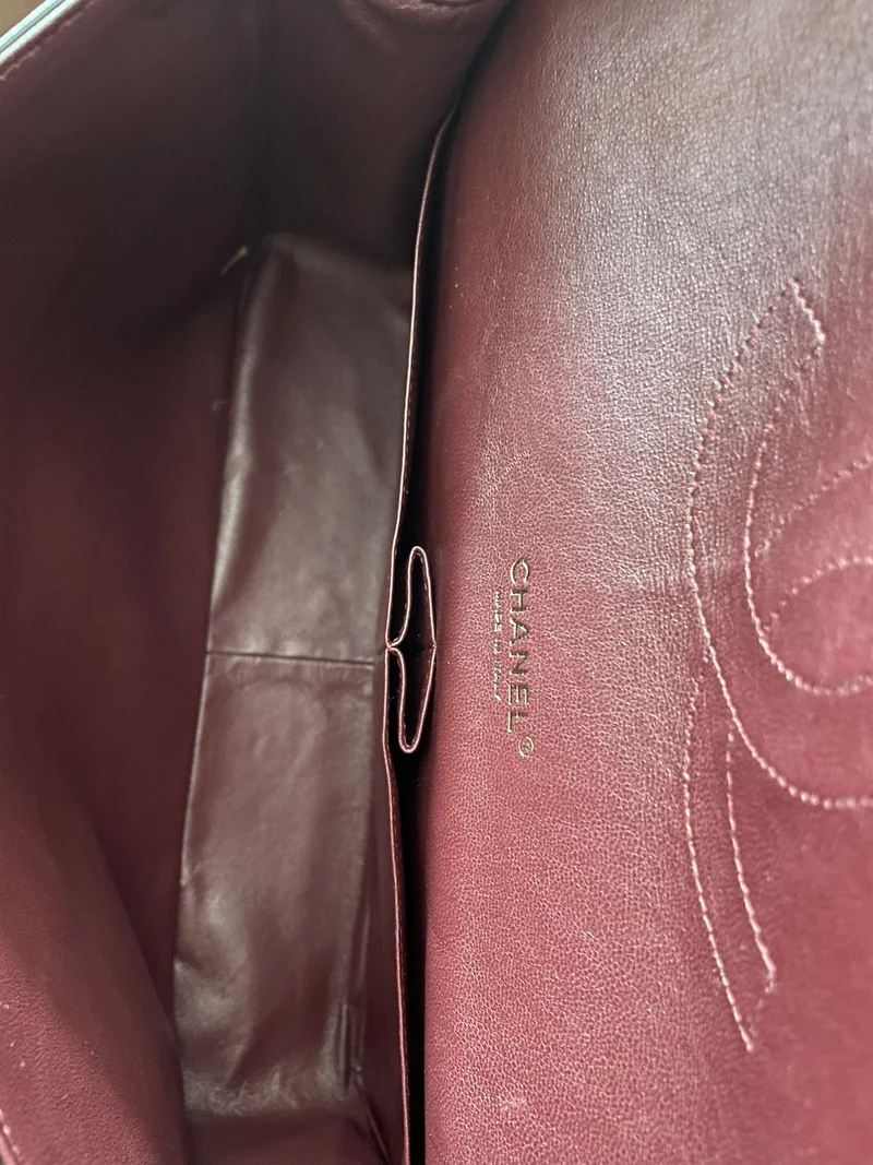 Schwarze klassische Maxi-Tasche mit Doppelklappe von Chanel mit goldener Hardware
