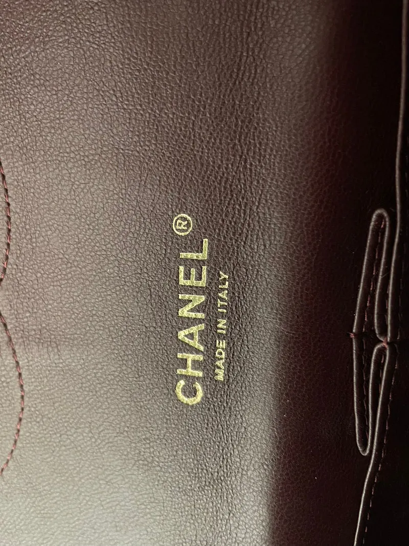 Schwarze klassische Maxi-Tasche mit Doppelklappe von Chanel mit goldener Hardware