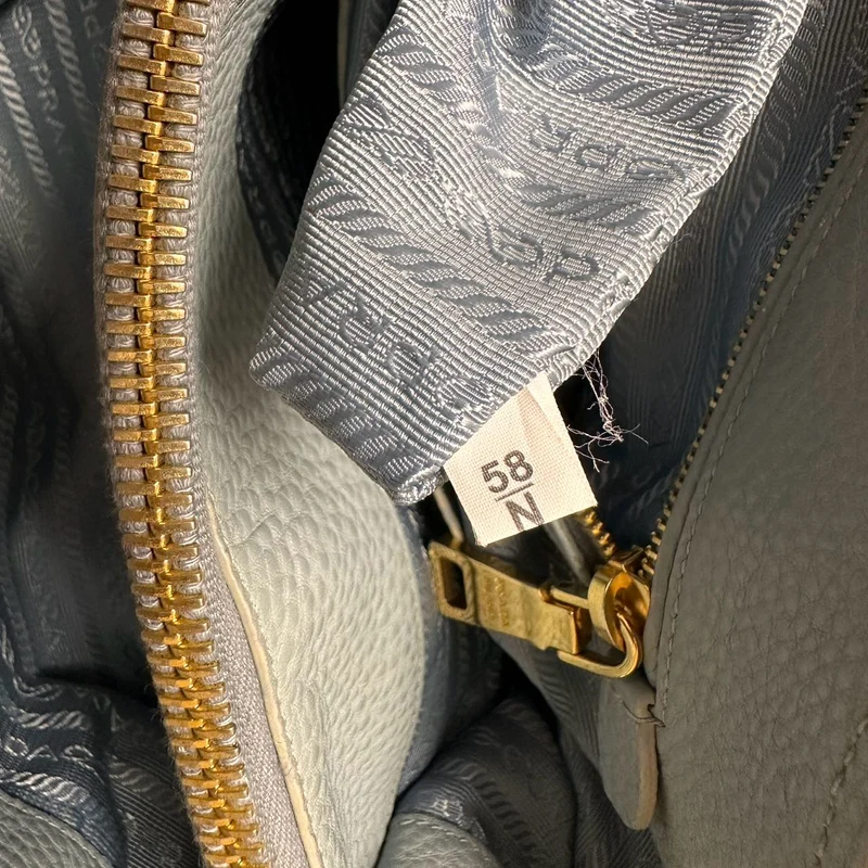 Prada – Mittlere Galleria-Tasche aus hellblauem Saffiano Lux-Leder