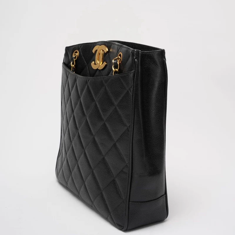 Chanel Vintage 1994 - 1996 Schwarze Kaviar-Schultertasche mit goldenen Beschlägen