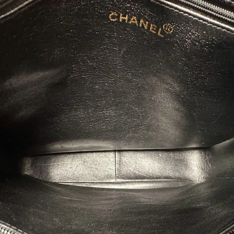 Chanel Vintage 1994 - 1996 Schwarze Kaviar-Schultertasche mit goldenen Beschlägen