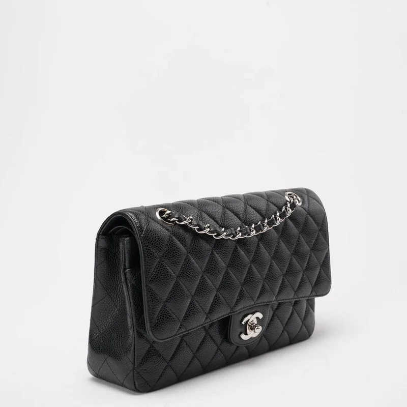 Chanel – Schwarze, gesteppte Caviar-Mitteltasche mit klassischer Doppelklappe