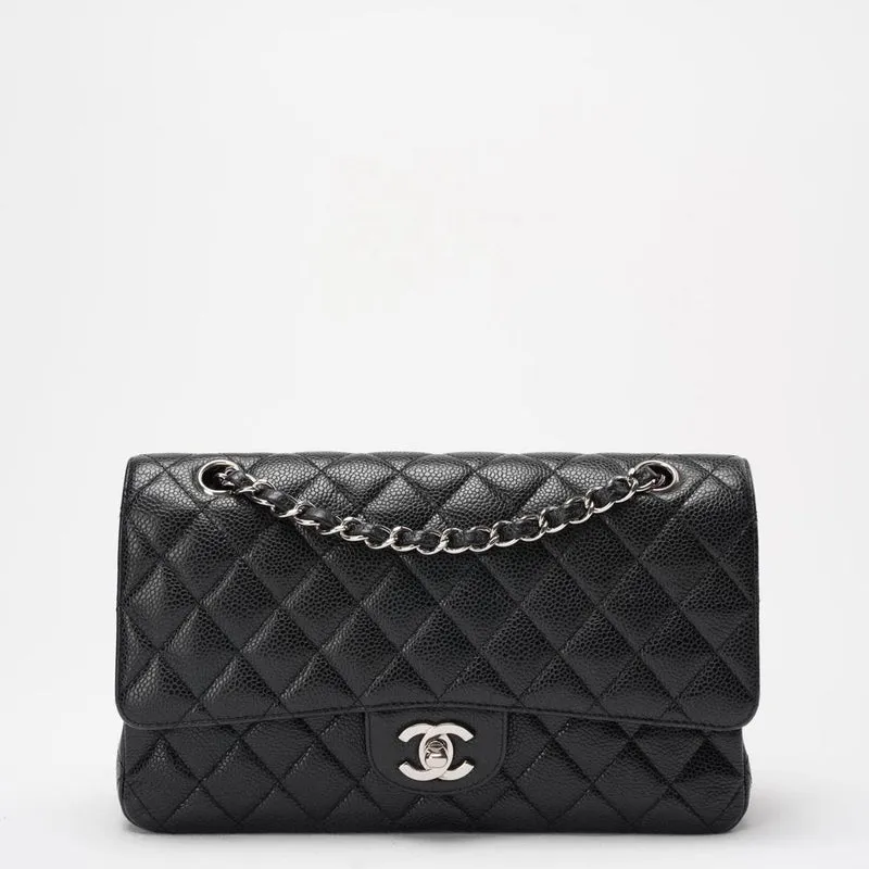 Chanel – Schwarze, gesteppte Caviar-Mitteltasche mit klassischer Doppelklappe