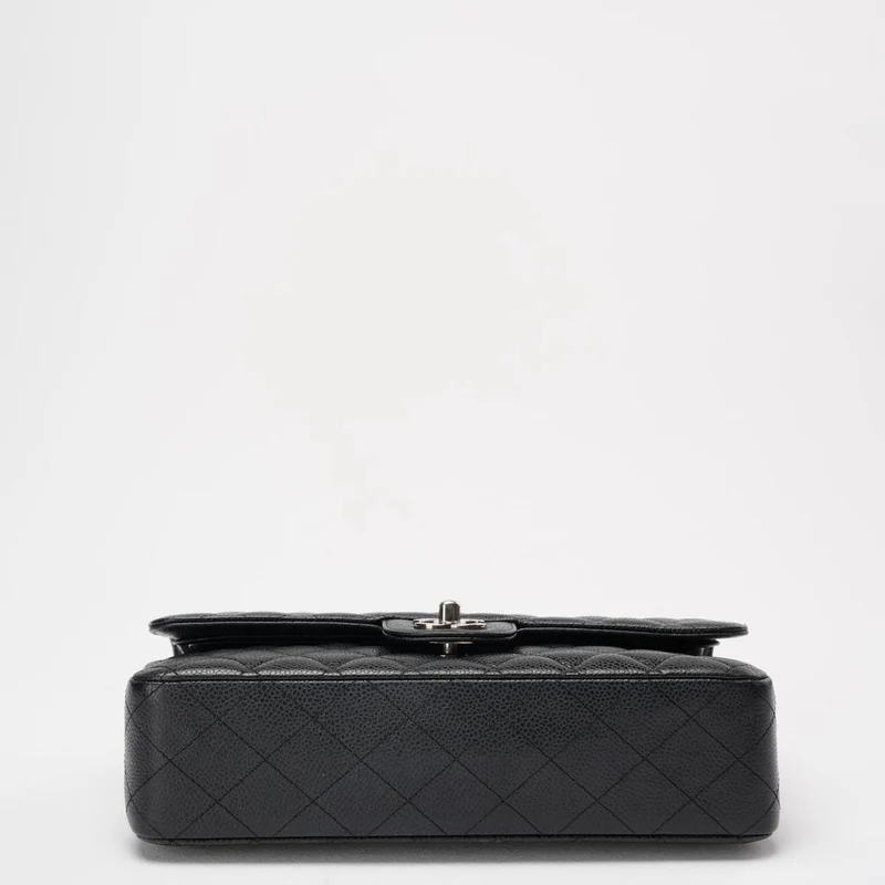 Chanel – Schwarze, gesteppte Caviar-Mitteltasche mit klassischer Doppelklappe