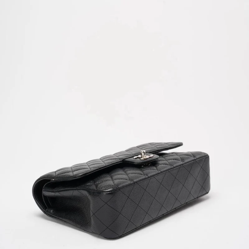 Chanel – Schwarze, gesteppte Caviar-Mitteltasche mit klassischer Doppelklappe