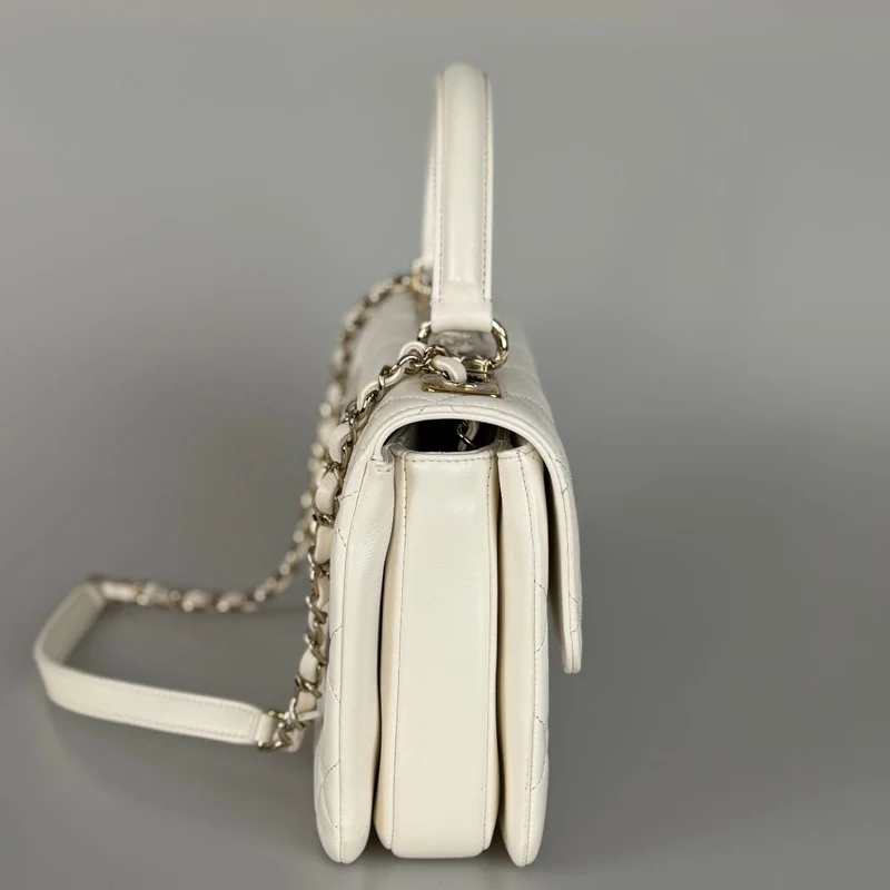 Chanel Trendy CC Bag aus kleinem, weißem Lammleder mit Rautensteppung und champagnergoldenen Metallteilen
