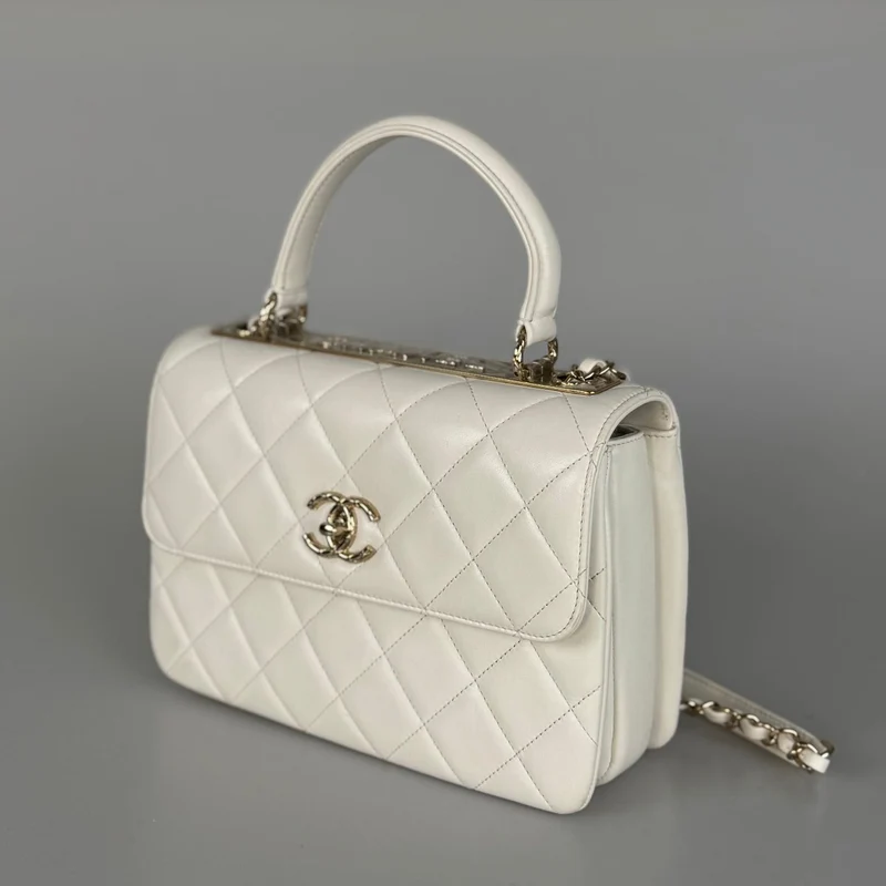 Chanel Trendy CC Bag aus kleinem, weißem Lammleder mit Rautensteppung und champagnergoldenen Metallteilen