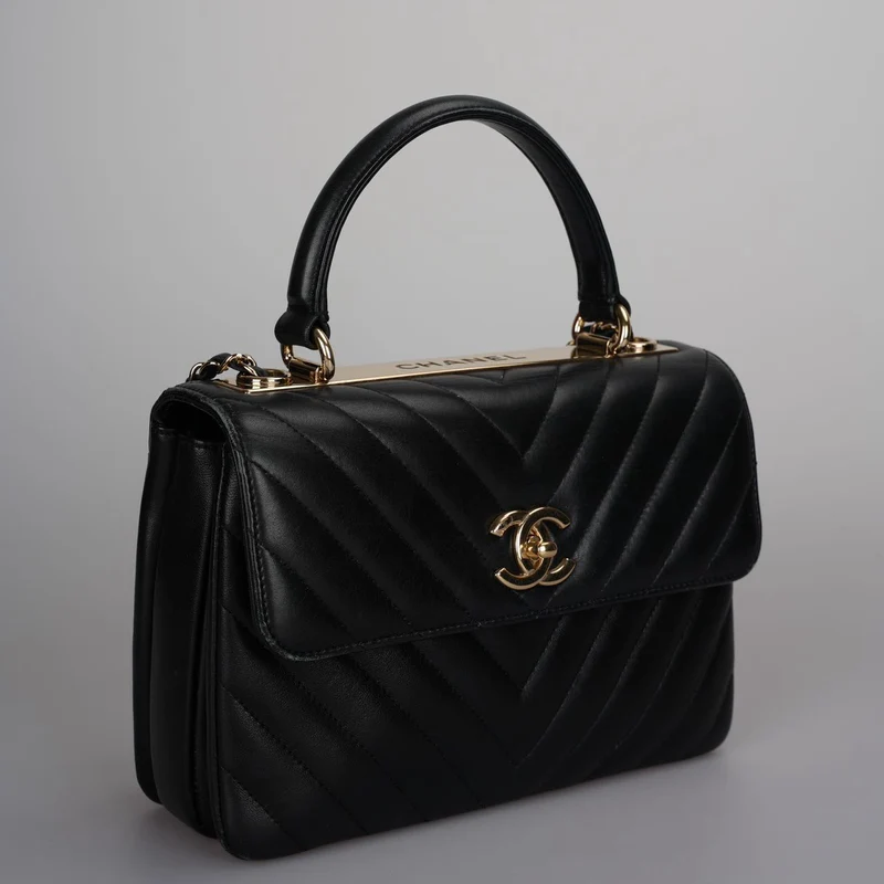 Chanel – Trendy CC – Mittelgroße Flap-Tasche aus Lammleder mit Chevron-Muster in Schwarz