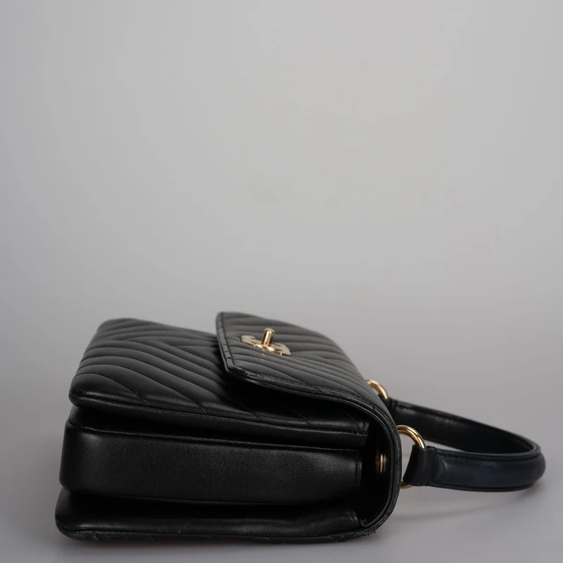 Chanel – Trendy CC – Mittelgroße Flap-Tasche aus Lammleder mit Chevron-Muster in Schwarz