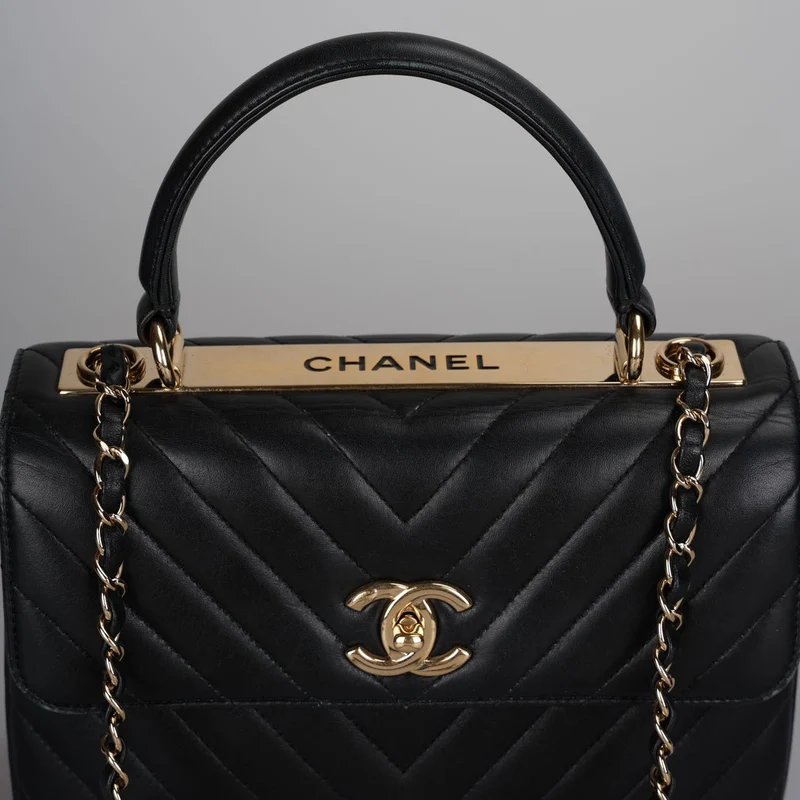 Chanel – Trendy CC – Mittelgroße Flap-Tasche aus Lammleder mit Chevron-Muster in Schwarz