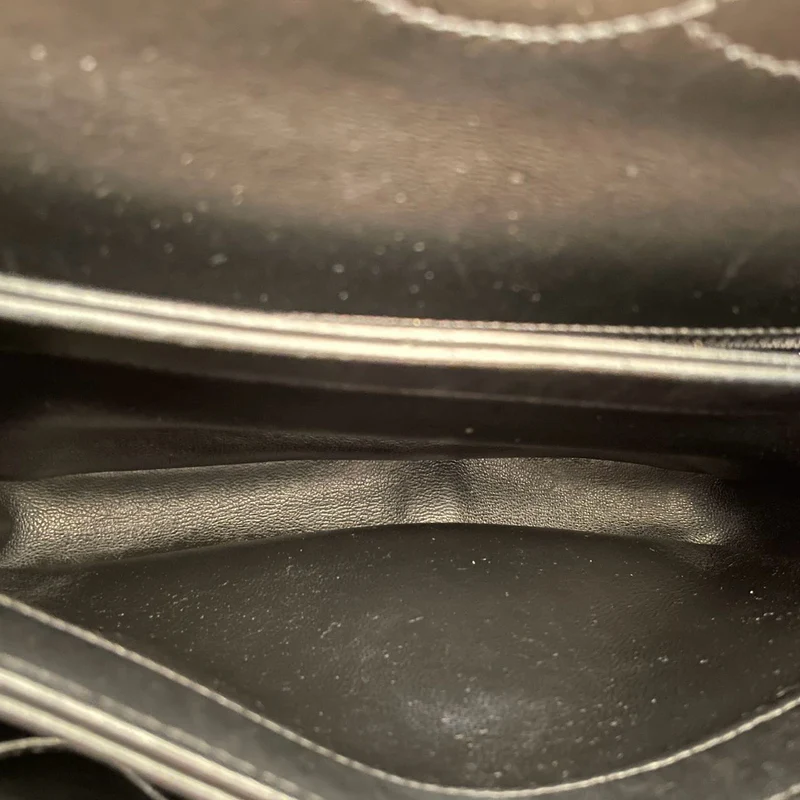 Chanel – Trendy CC – Mittelgroße Flap-Tasche aus Lammleder mit Chevron-Muster in Schwarz